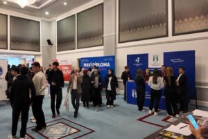 Optimizasyon ve iletişim odaklı basın merkezi alanı.